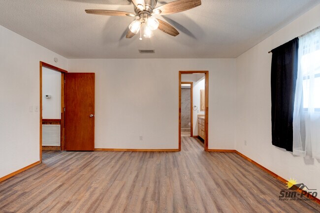 Building Photo - 2025 Willow Oak Dr