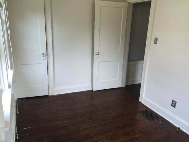 Building Photo - 57 W Lakeview Ave