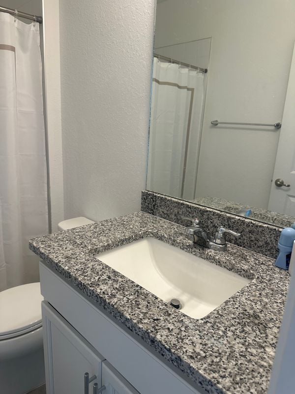 Building Photo - 467 SW Jeanne Ave