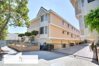 Building Photo - Beautiful Front Unit in Gated Community – ...