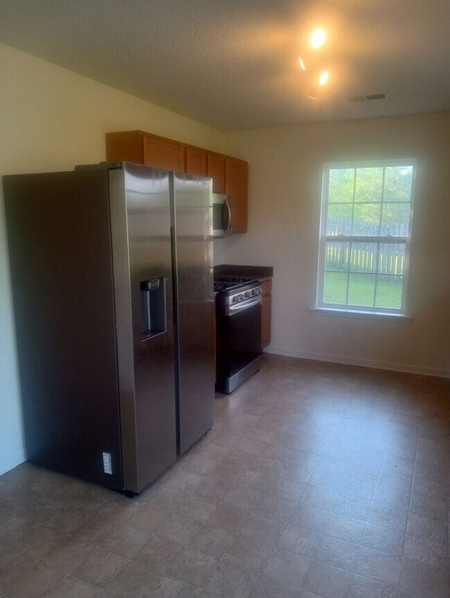 Building Photo - 4 Bedrooms 3.5 Bathrooms FOR RENT