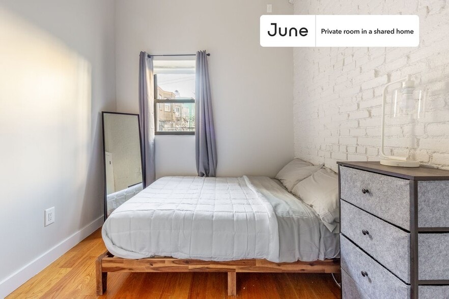 Building Photo - Room in Shared 4 bed/2 bath home in Ridgewood