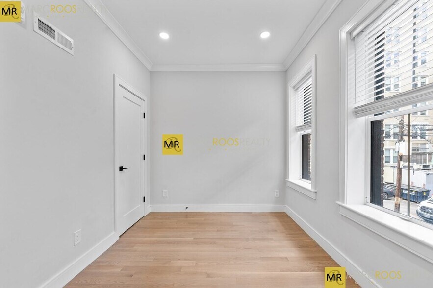 Building Photo - 535 Newbury St
