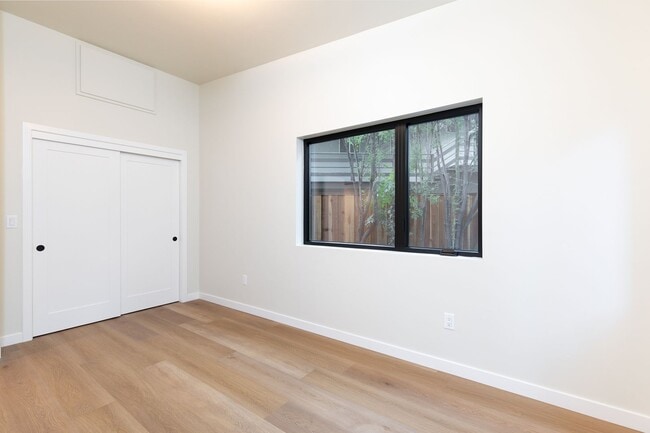 Building Photo - Private, Elegant and Sophisticated Westsid...