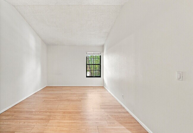 Building Photo - $1,595.95 2 bed, 2 bath located in Lakewood with a washer and dryer