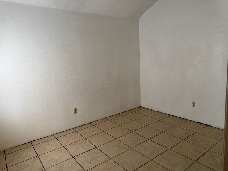 Building Photo - 4304 SW 70th Terrace