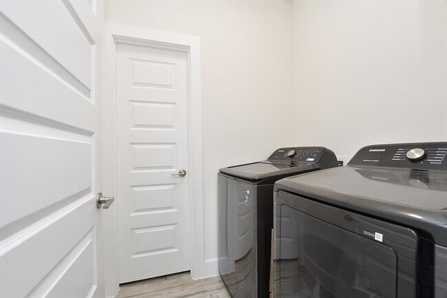 Building Photo - 424 Parkline Dr