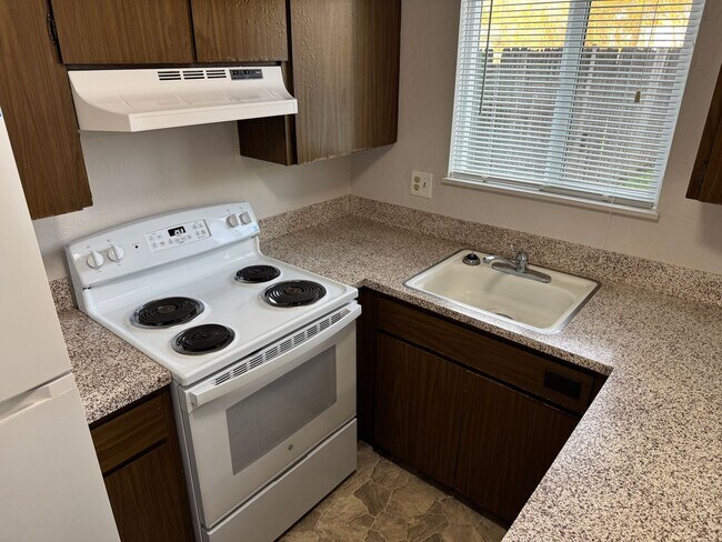 Building Photo - Updated 2 bedroom 1.5 bathroom duplex in Springfield!