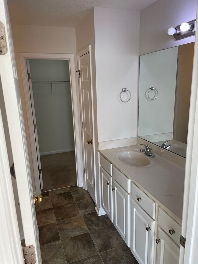 Building Photo - Cozy Two Bedroom Condo Close to Ft. Jackson!