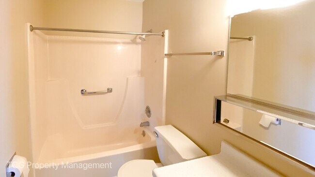 Building Photo - 445 Elm Pl