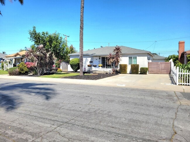 Building Photo - Great Single Family Home in West Long Beach