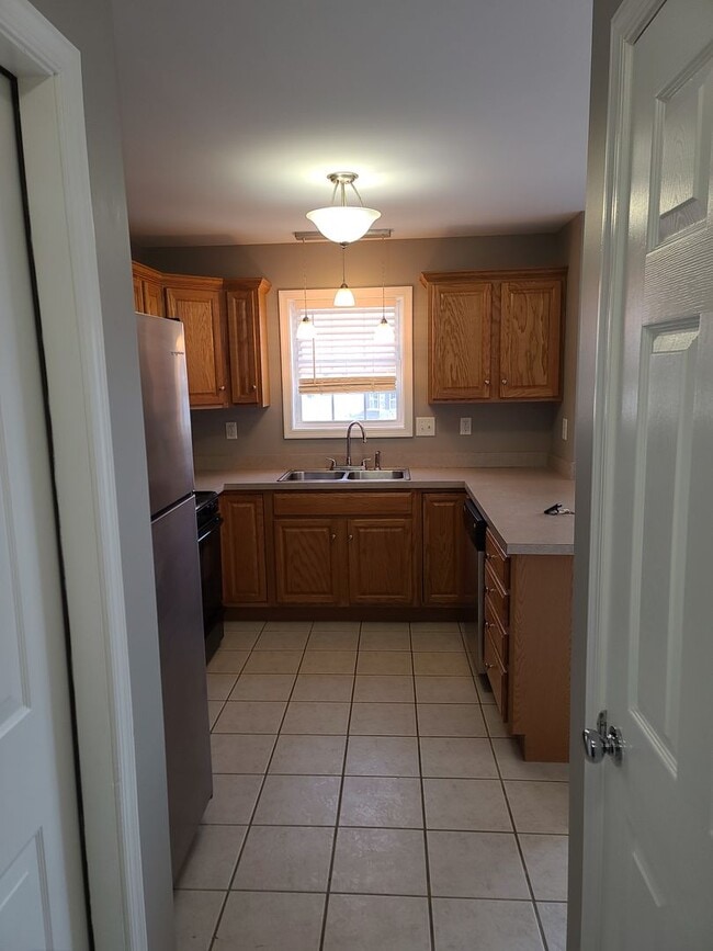 Building Photo - 3 Bedroom 2 1/2 bath end unit Townhome for...