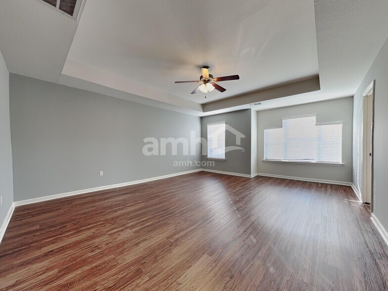 Building Photo - 2400 Ancient Oak Ln