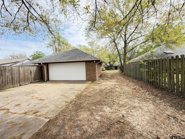 Building Photo - 2304 Deanna Ave