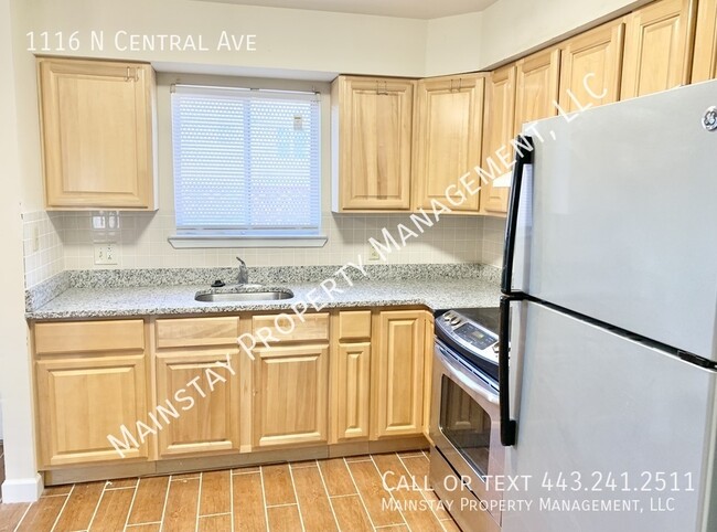 Building Photo - Updated 3 Bed 3 Bath End Unit Townhouse