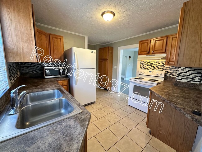 Building Photo - Cozy 3 Bed 1.5 bath