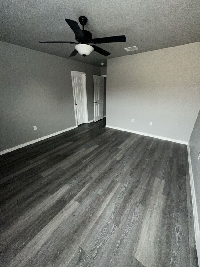 Building Photo - AVAILABLE NOW! (SECTION 8 ACCEPTED)