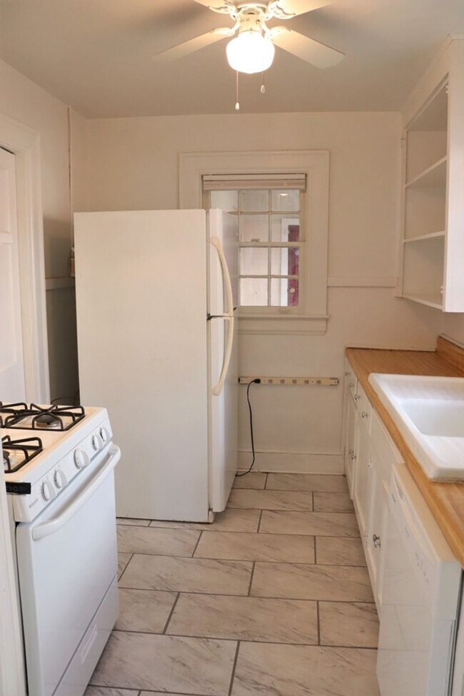 Building Photo - 2- Bedroom Bungalow Beauty