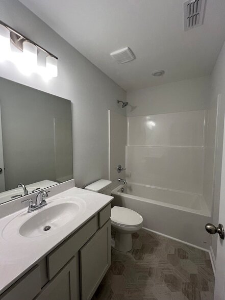 Building Photo - 967 Horse Mountain Rd