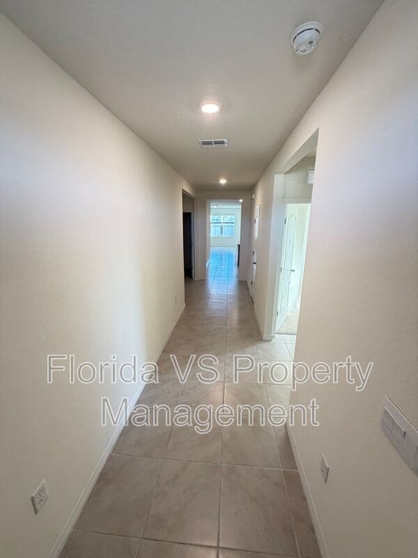 Building Photo - 804 Horsetail Dr