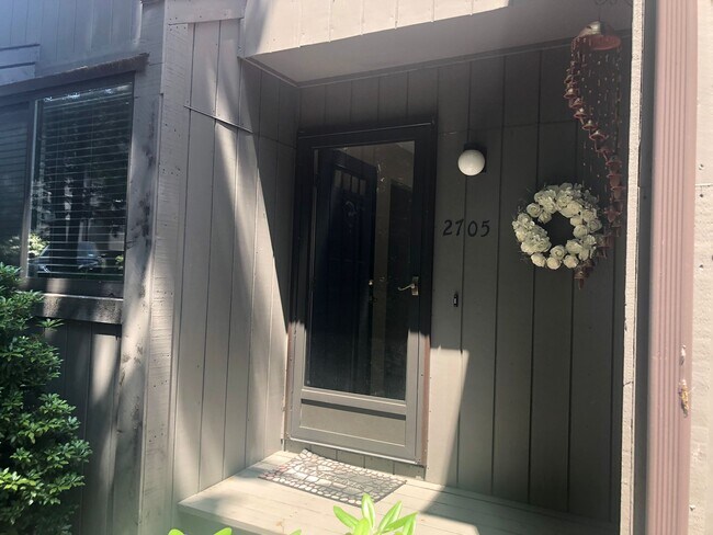 Building Photo - 5 Wake Robin Rd