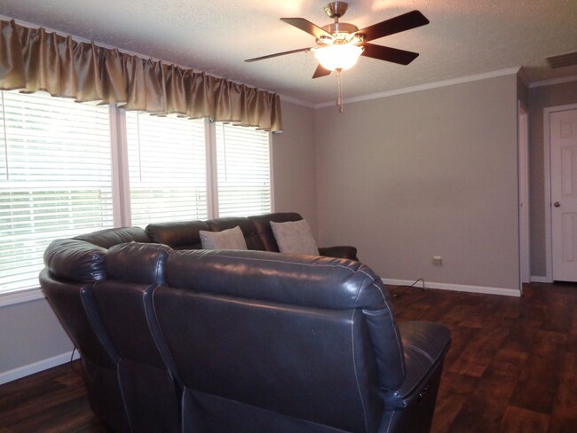 Building Photo - One Level House FOR RENT with a Country Se...