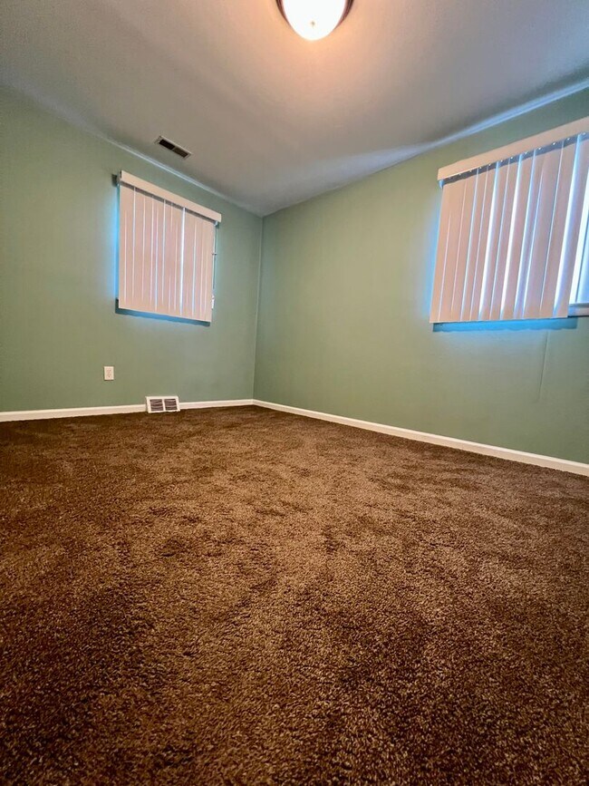 Building Photo - 3-Bedroom Single Family Home in Bristol! A...
