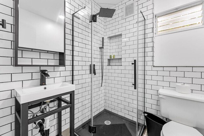 Building Photo - 975 Uwao St