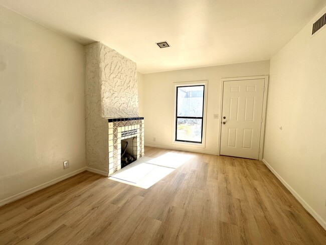 Building Photo - Modern Style Renovated 2 Bedroom with Wash...