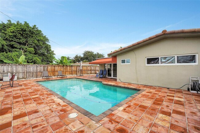 Building Photo - 1518 N Yale Dr