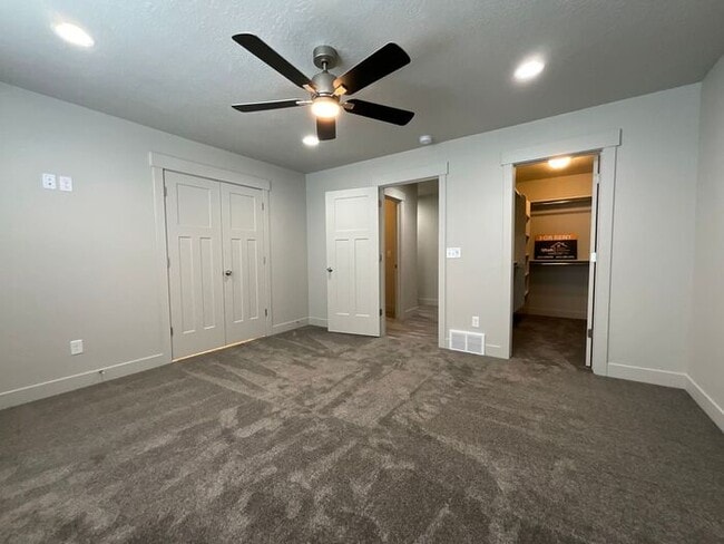 Building Photo - 2 bedroom 2 1/2 bath townhouse