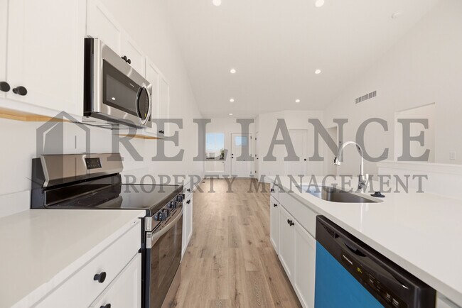 Building Photo - 5241 N Pinecrest Ct