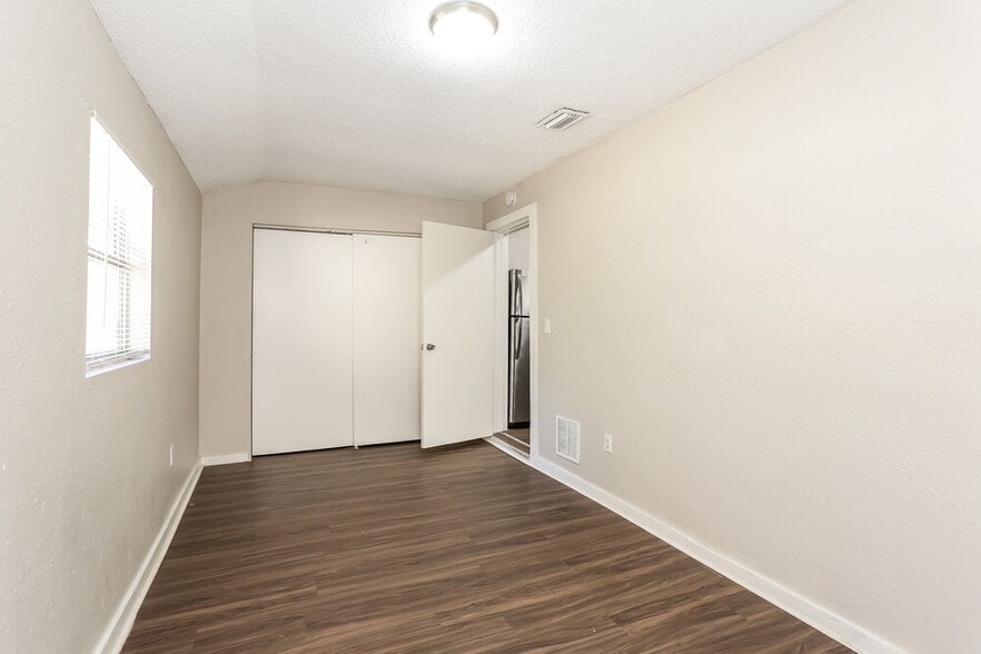 Building Photo - 2839 Spring Park Rd