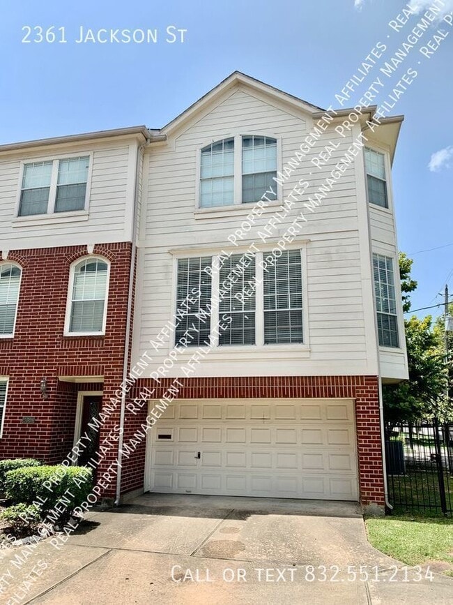 Primary Photo - Middle Stunner