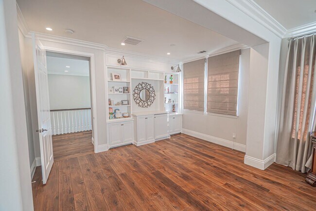 Building Photo - Spectacular 5-Bedroom Home with Private Po...