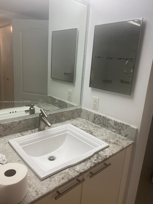 Building Photo - 2101 Brickell Ave