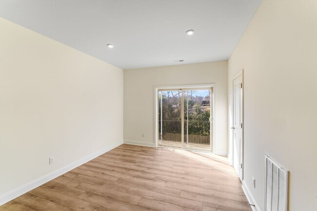 Building Photo - 2BR Townhome w/ 2 En-Suite Baths + Garage in 28208