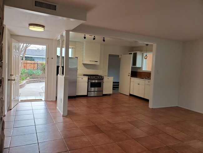 Building Photo - PRIVATE 3 bed/3 bath HOME + Office. NO OTHER UNITS ON PROPERTY.