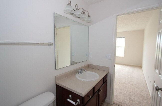 Building Photo - 2425 Cushing Dr