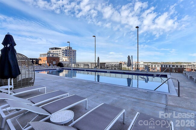 Building Photo - 215 N Pine St