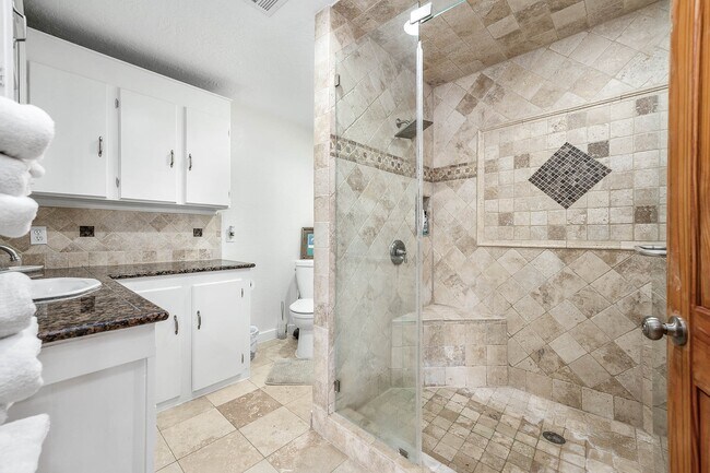 Building Photo - 302 Palm Dr