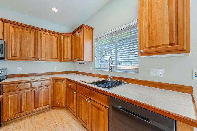 Building Photo - This is a beautiful property in the Savana...