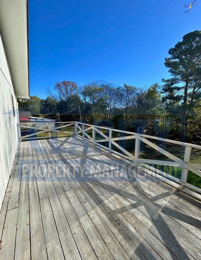 Building Photo - Charming two story home with garage and large yard!