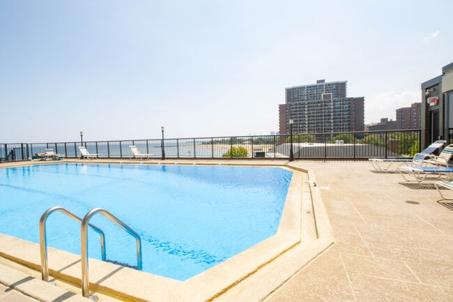 Building Photo - 6007 N Sheridan Rd