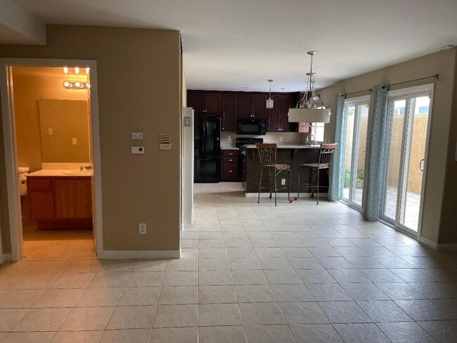 Building Photo - SPACIOUS 3BR/2.5BA EASTSIDE TOWNHOME FOR LEASE