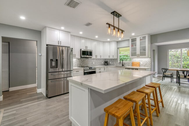 Building Photo - 400 Tequesta Dr