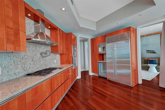 Building Photo - 16051 Collins Ave