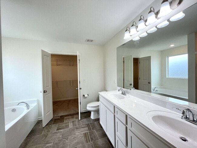 Building Photo - Huge home in Spring Hill!
