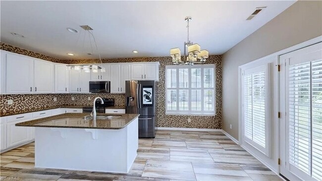 Building Photo - *** READY TO MOVE IN BY FIRST WEEK OF MAY***