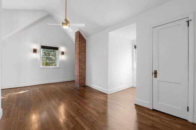 Building Photo - Heritage Historic - Unit B